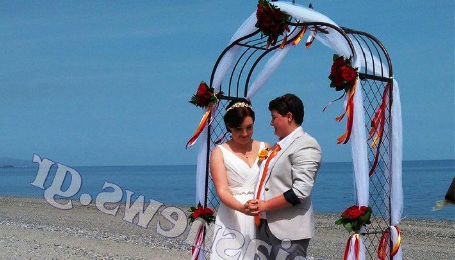 Ο γάμος δύο γυναικών στην Κρήτη κάνει το γύρο του Facebook -Ερωτευμένες στην παραλία (pics+vid)