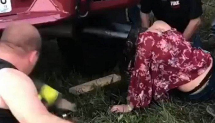 Μέθυσε και έβαλε το κεφάλι της σε εξάτμιση φορτηγού (βίντεο)