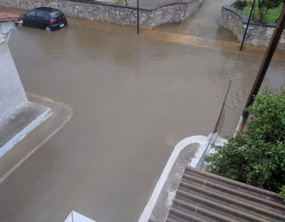 Κρήτη: Προβλήματα από τη νεροποντή - Πλημμύρισε χώρος στάθμευσης