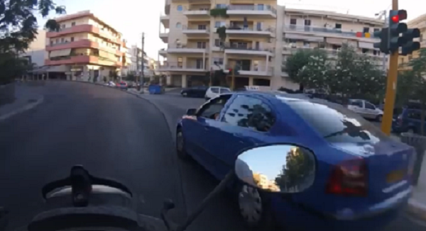 Ταξιτζής περνάει με κόκκινο και σπέρνει τον τρόμο (βιντεο)