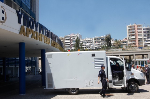 Στο λιμάνι του Ηρακλείου το βαν ανίχνευσης εύφλεκτων υλικών- Στην Κρήτη το ειδικό όχημα 