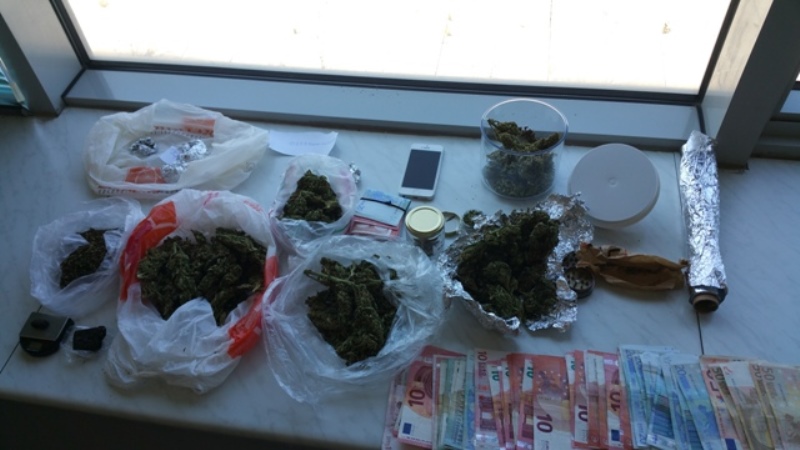 Λεφτά, ναρκωτικά και ζυγαριά ακριβείας στο σπίτι 28χρονου Ηρακλειώτη – Χειροπέδες σε Ουκρανό για κατοχή ναρκωτικών (pic)