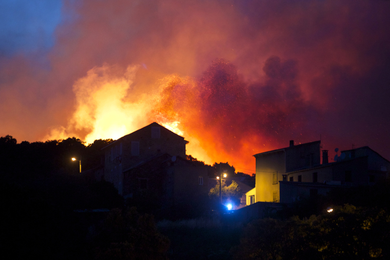 Ανεξέλεγκτες οι φωτιές στη Ν. Γαλλία -10.000 άνθρωποι εγκατέλειψαν τα σπίτια τους  (vids) 