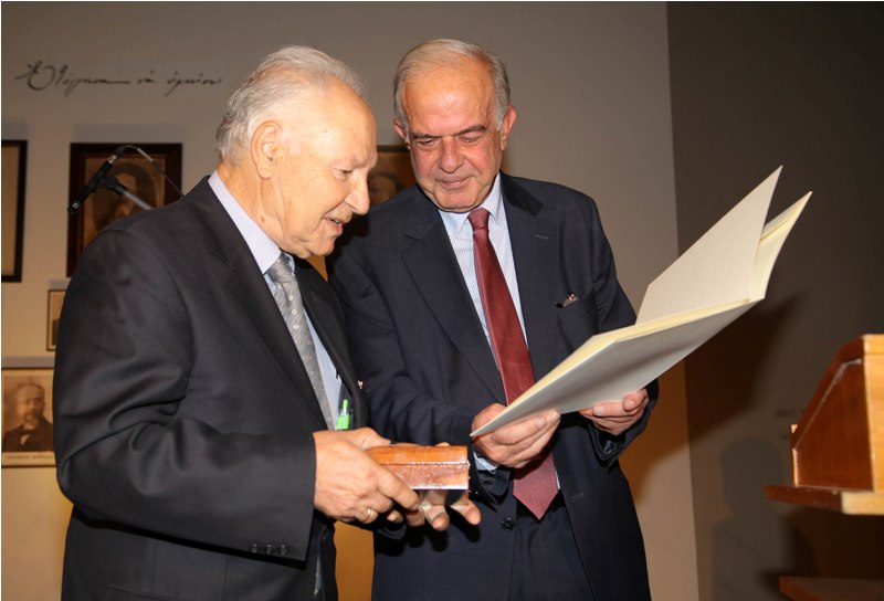 Ο Δήμαρχος Ηρακλείου βράβευσε τον Θεοχάρη Δετοράκη με το «Βραβείο Ηθικής Τάξεως» (pics)