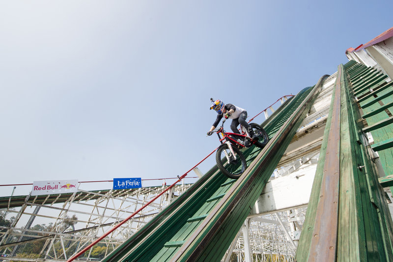 Εντυπωσιακό βίντεο: Με μοτοσικλέτα πάνω σε τεράστιο roller coaster!