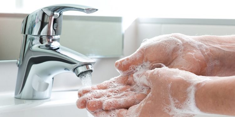 ΕΟΔΥ προς γιατρούς και νοσηλευτές: Αν δεν έχετε γάντια να πλένετε τα χέρια σας