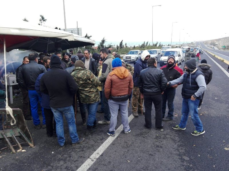 Σήμερα αποφασίζουν οι αγρότες στην Κρήτη που παραμένουν στα μπλόκα παρά το... χιονιά - Πάνε για καταλήψεις κτιρίων  