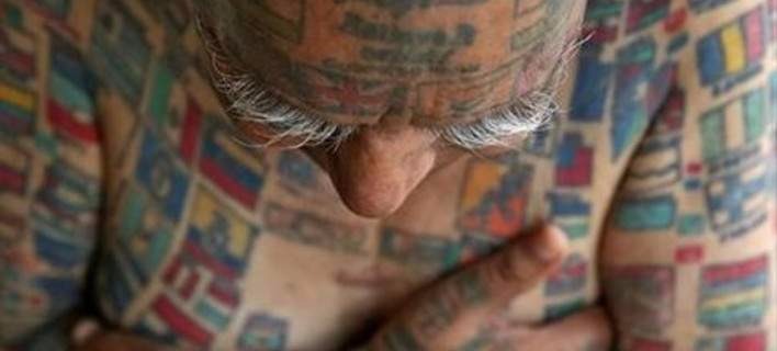 Εχει 500 τατουάζ στο σώμα του: 366 σημαίες και τον Ομπάμα