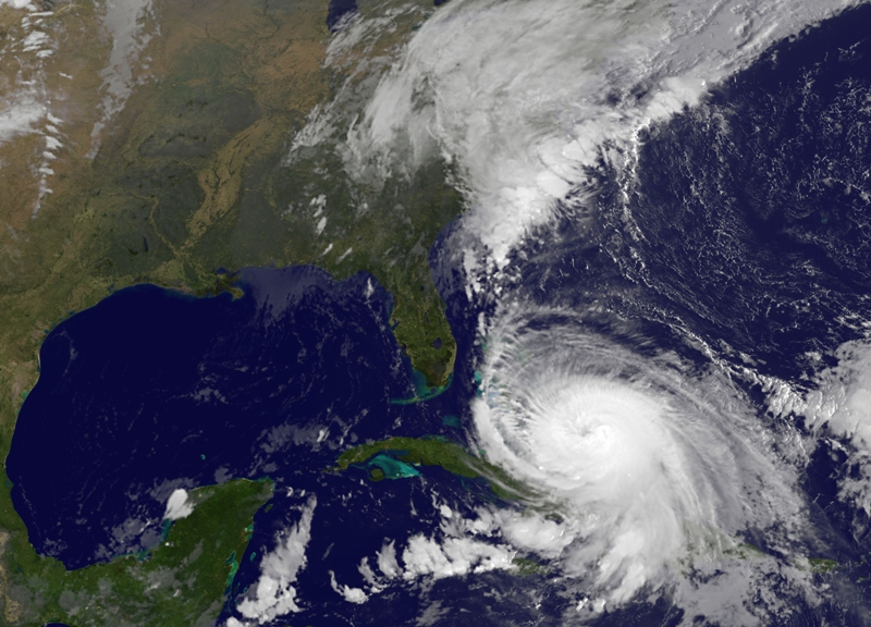 Ο τυφώνας Χοακίν σαρώνει τις Μπαχάμες 