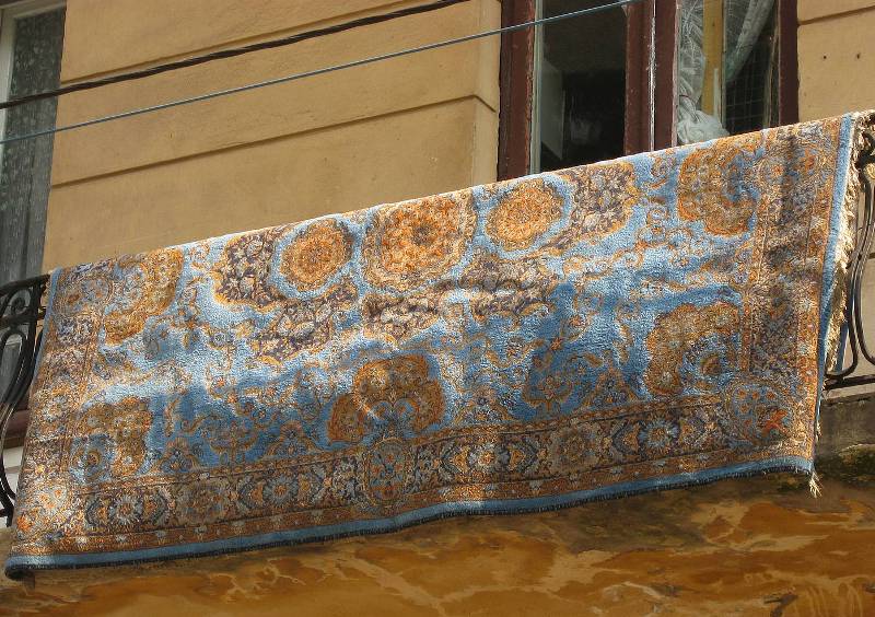 Από θαύμα γλίτωσε ένα παιδί στο Ηράκλειο, όταν έπεσε από το μπαλκόνι 2ου ορόφου στο δρόμο ένα...περσικό χαλί!