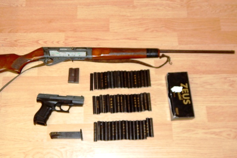 Αρματωμένος με όπλα σφαίρες και δυναμιτάκια ένας 44χρονος Ρεθυμνιώτης! (pics)