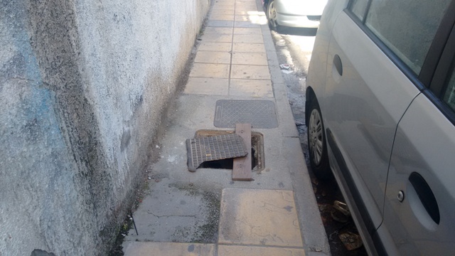 Με πρόχειρο τρόπο κλείνουν τρύπες και φρεάτια στα πεζοδρόμια του Ηρακλείου (pics)