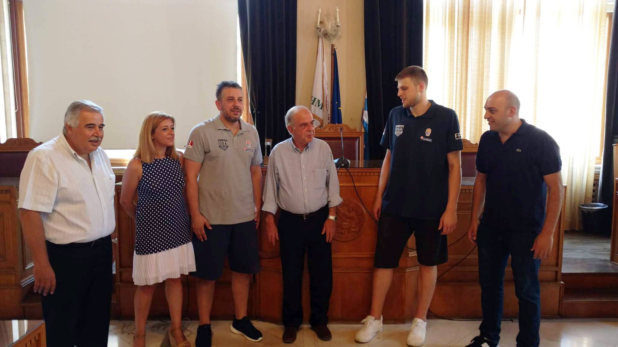 Τον προπονητή και τον αρχηγό των Πρωταθλητών Ευρώπης τίμησε ο Δήμαρχος Ηρακλείου Βασίλης Λαμπρινός 
