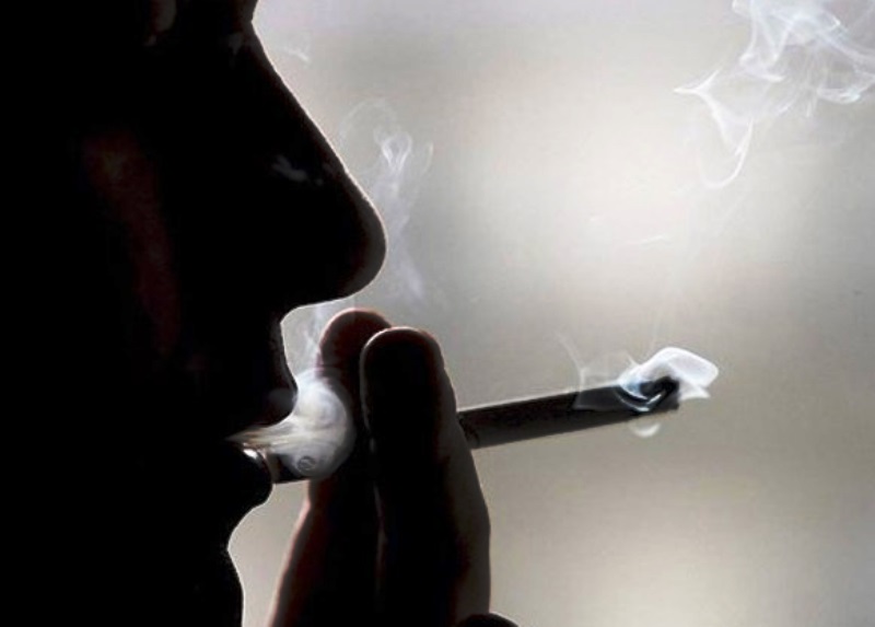 Οι καπνιστές κινδυνεύουν να χάσουν τα δόντια τους