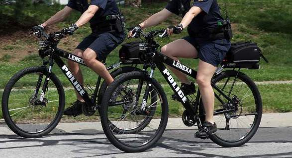 Ερχονται οι αστυνομικοί με τα ποδήλατα 