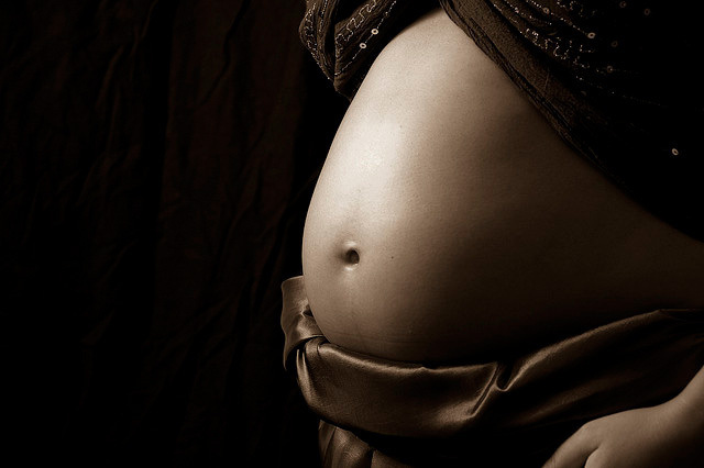 40χρονη έμεινε έγκυος από τον 12χρονο φίλο της κόρης της 