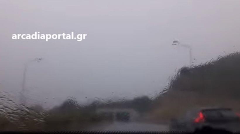 Βίντεο: «Άνοιξαν» οι ουρανοί στην Εθνική οδό Τρίπολης - Καλαμάτας