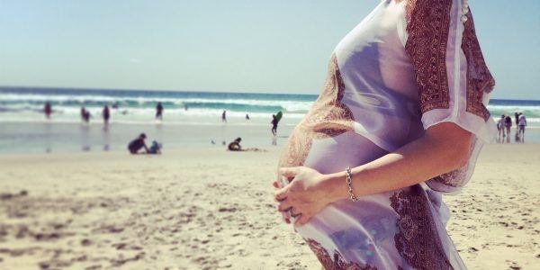 Εγκυος ζήτησε άδεια λόγω ασθενείας αλλά είδαν στο Facebook ότι έκανε διακοπές στην Ελλάδα