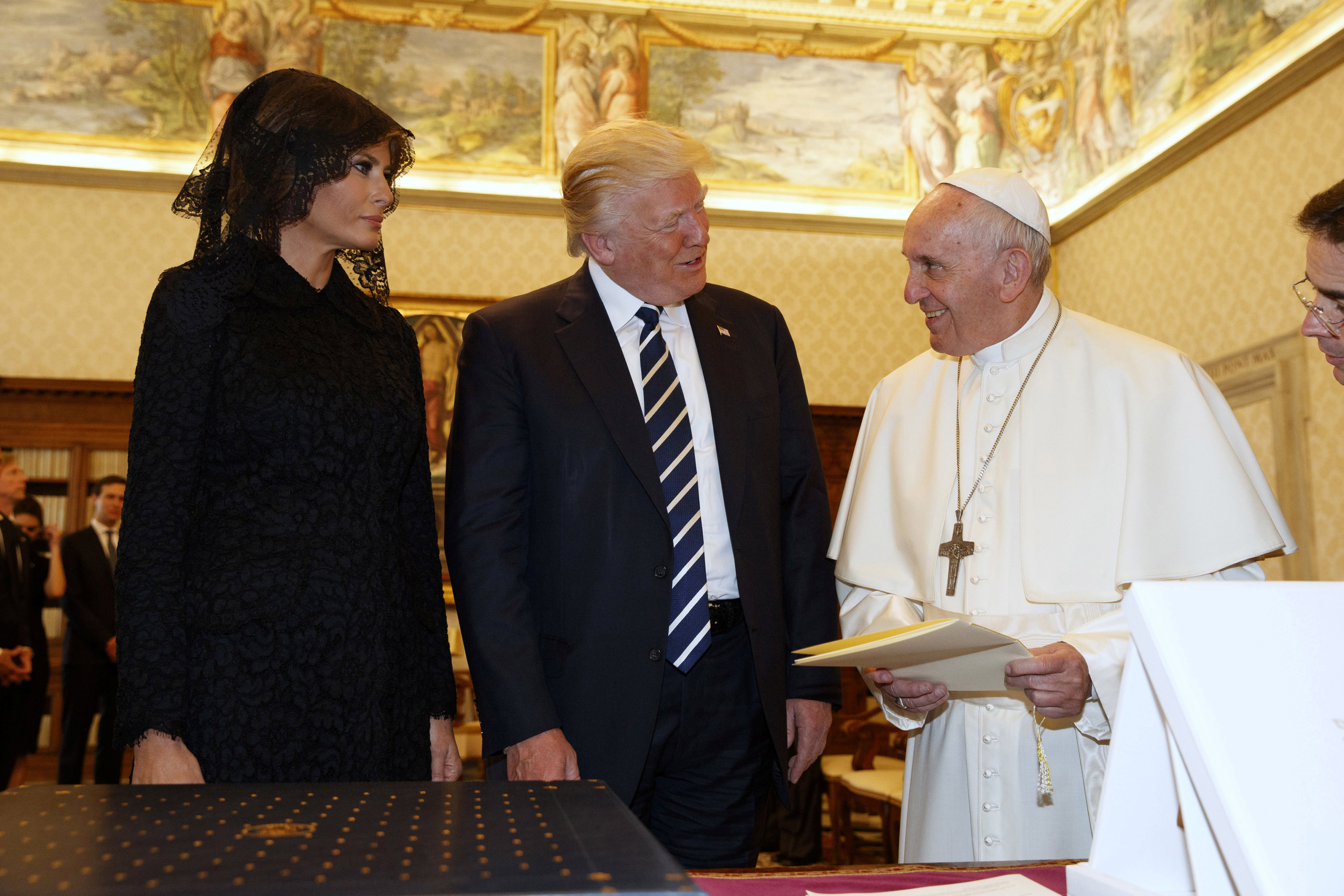 Γιατί φόρεσε μαύρα στο Βατικανό η Μελάνια Τραμπ;