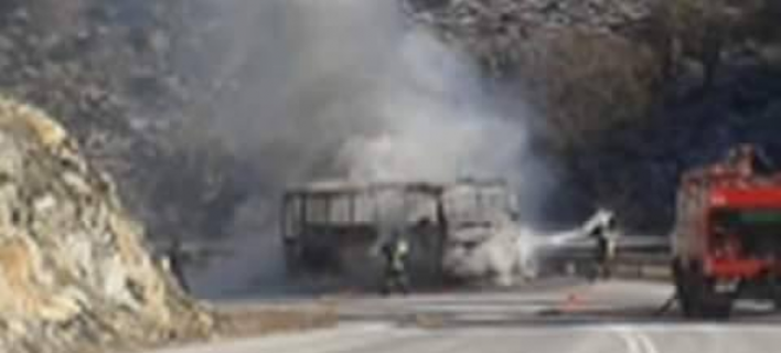 Στις φλόγες τυλίχθηκε λεωφορείο στην Εθνική Κοζάνης - Λάρισας (pics) 