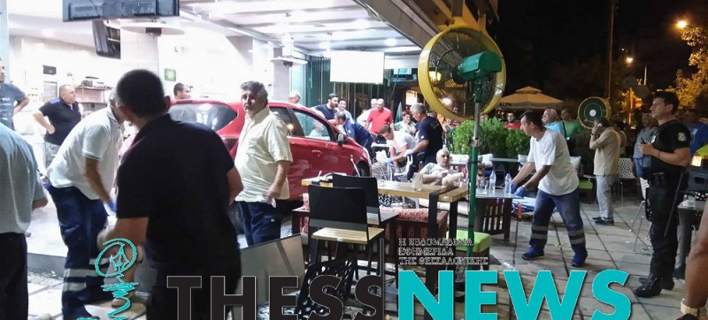 Απίστευτο τροχαίο στην Θεσσαλονίκη- Αυτοκίνητο «προσγειώθηκε» σε καφετέρια, 5 τραυματίες (pics) 