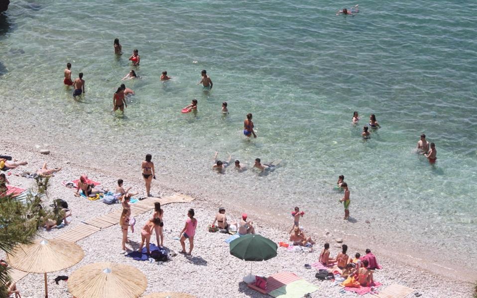 Οι φόροι «ροκανίζουν» τις διακοπές των Ελλήνων
