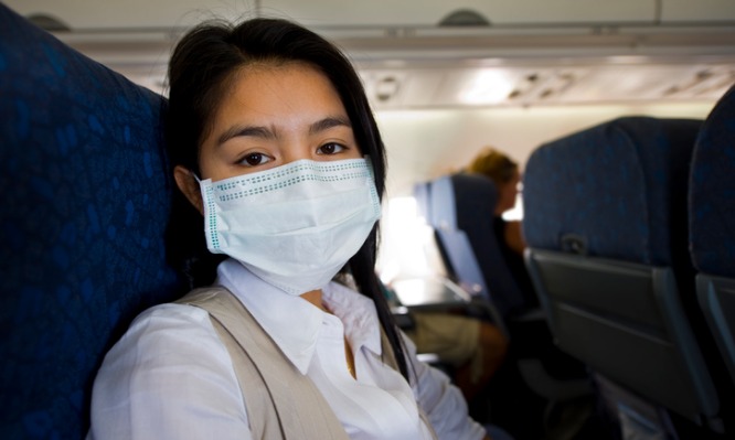 Γρίπη στο αεροπλάνο: Πώς μεταδίδεται – Πού να καθίσετε για να γλιτώσετε!