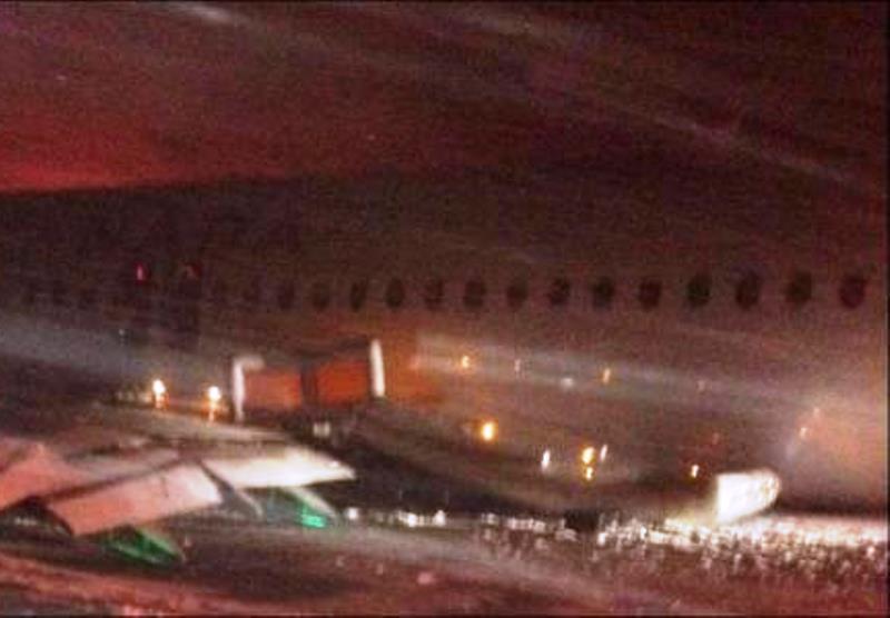 Παραλίγο νέα αεροπορική τραγωδία - Αεροπλάνο προσγειώθηκε απότομα και διαλύθηκε (pics)
