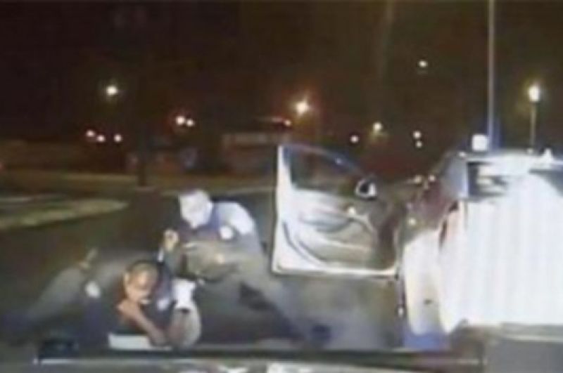Σοκαριστικό βίντεο από τις ΗΠΑ: Αστυνομικοί χτύπησαν άγρια αφροαμερικανό οδηγό 