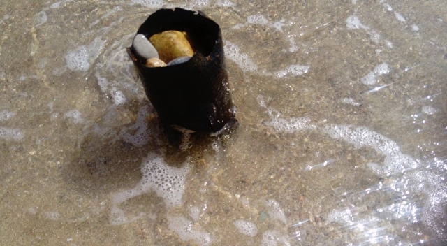 Παγίδα για τους λουόμενους αποτελεί  μια σωλήνα σε παραλία στις Γούρνες-Εικόνες