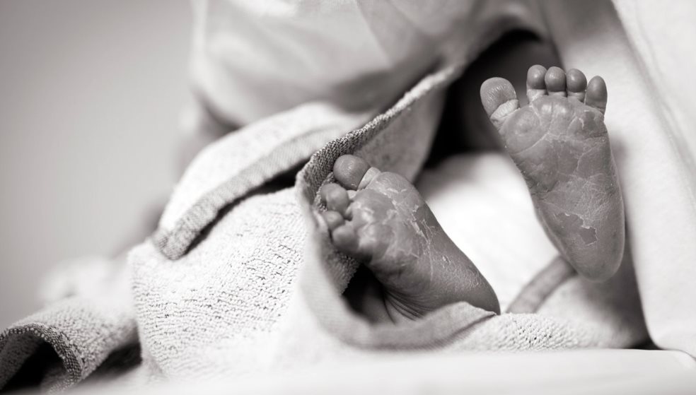 Πως πέθανε το νεογέννητο που βρέθηκε σε ακάλυπτο στη Νέα Σμύρνη;