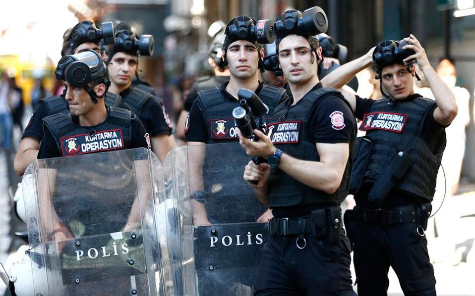 Η τουρκική αστυνομία διέλυσε με πλαστικές σφαίρες το πλήθος των συμμετεχόντων στο Gay Pride