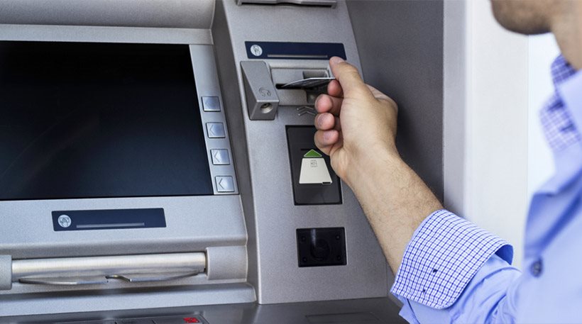 Βαρουφάκης: Μπορεί να επιβληθεί «μικρό τέλος» στις αναλήψεις από ATM