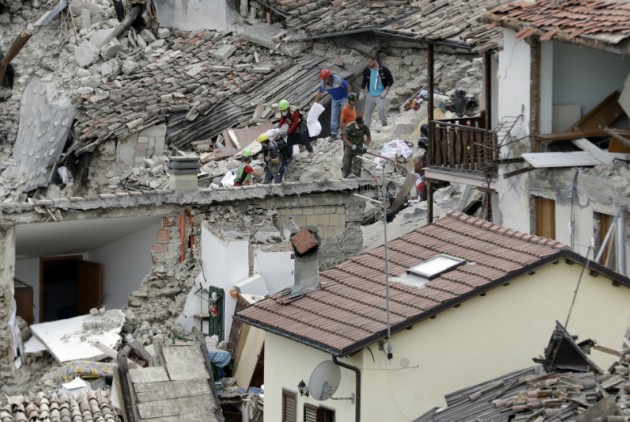 Ιταλία: Πρόσφυγες σπεύδουν στη σεισμόπληκτη περιοχή για να βοηθήσουν τους επιζώντες
