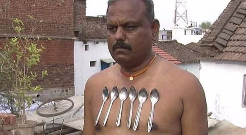 Ανθρωπος «μαγνήτης»: Το περίεργο ταλέντο ενός Ινδού - Κρατά κουτάλια και καρφιά στο σώμα του