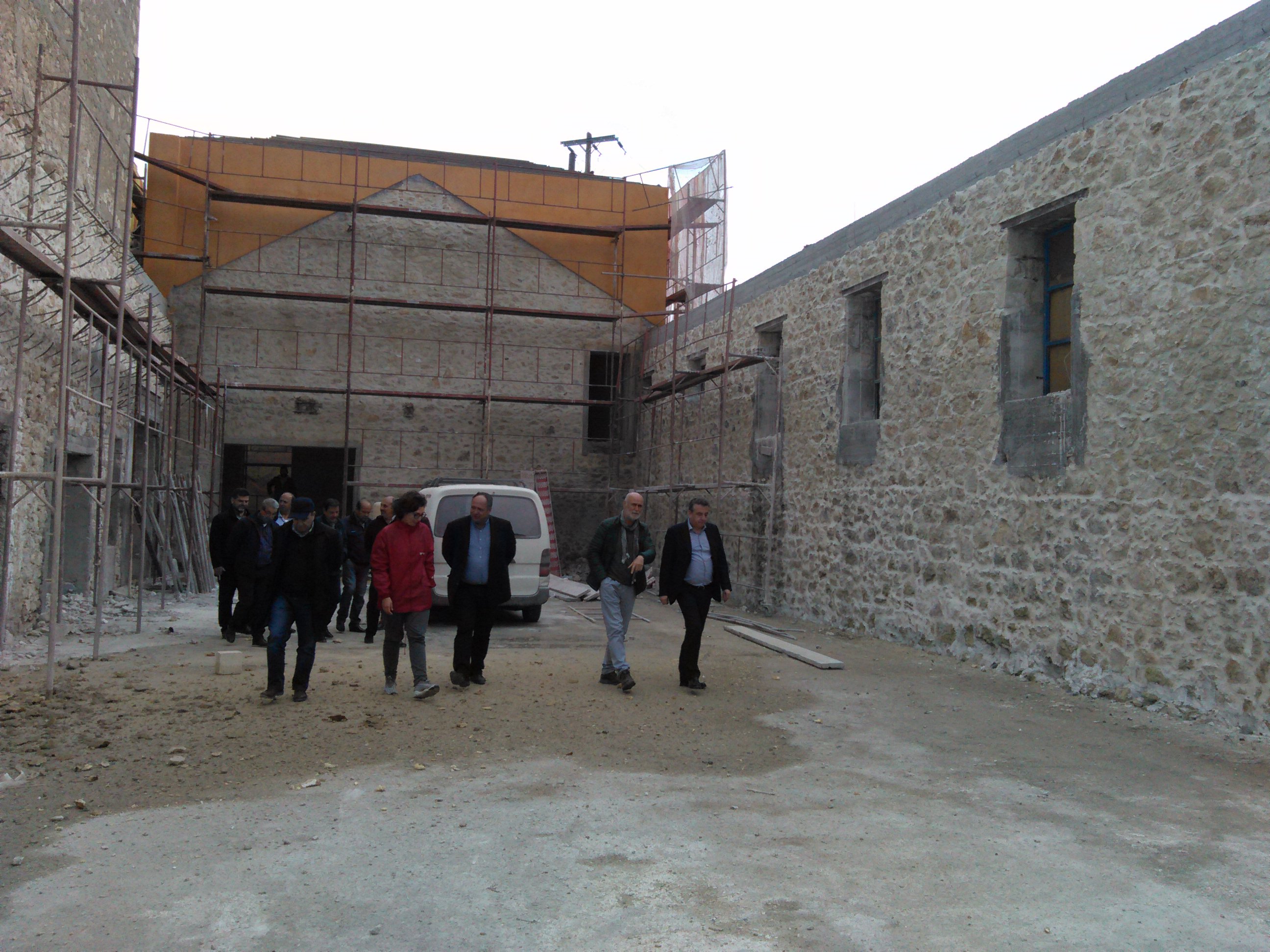 Ο Αρναουτάκης στο χώρο κατασκευής του νέου επιβατικού σταθμού στο πρώην εργοστάσιο «ΑΘΗΝΑ» 
