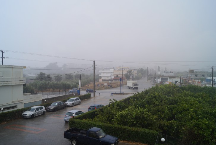 «Άνοιξαν» οι ουρανοί: Αυγουστιάτικη νεροποντή σε περιοχές της Κρήτης! (pics + vid)