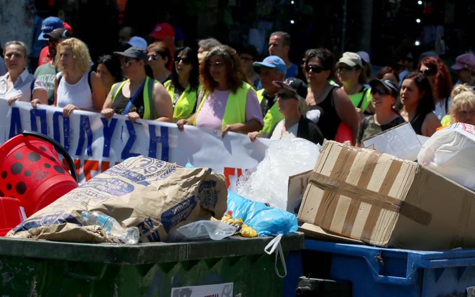 Στα άκρα η κόντρα για τους συμβασιούχους ΟΤΑ, ενώ τα σκουπίδια «πνίγουν» τις πόλεις