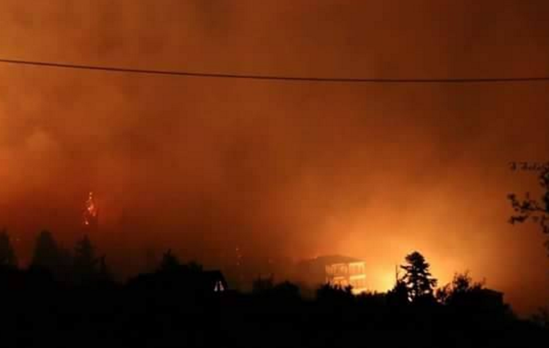 Μεγάλη φωτιά στην Κεφαλονιά: Καλύτερη η εικόνα, έσωσαν τα σπίτια οι πυροσβέστες (vids) 