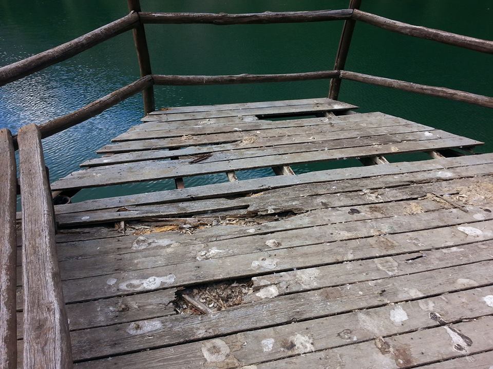 Τα «μπαλκονάκια» στη λίμνη του Ζαρού είναι...ετοιμόρροπα (pics) 