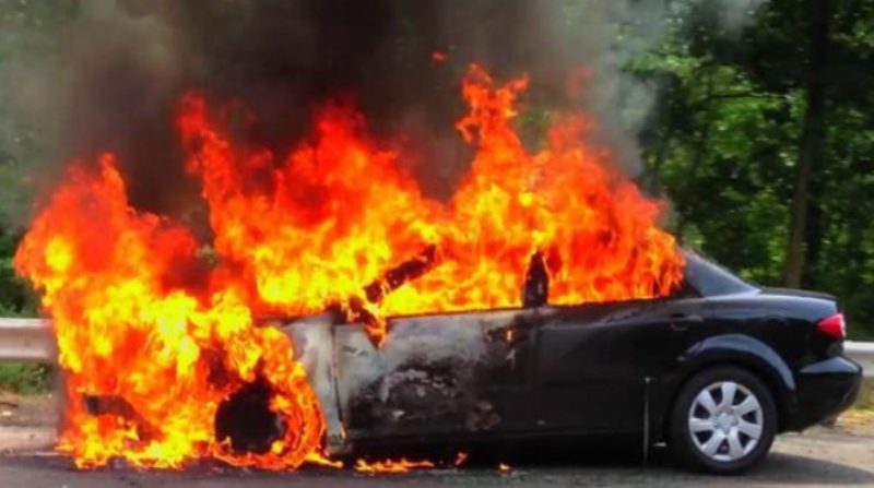 Στις φλόγες δύο αυτοκίνητα στην Εθνική μετά από τροχαίο - Όλοι οι επιβαίνοντες είναι καλά στην υγεία τους 