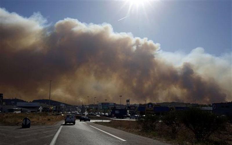 Δύο τραυματίες και καμένα σπίτια στη Χίο, υπό έλεγχο η φωτιά σε Μενίδι