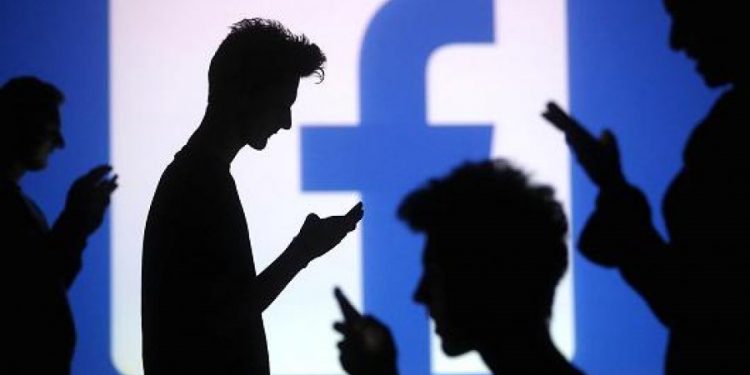 Ένας στους τέσσερις διέγραψε το Facebook από το κινητό του τον τελευταίο χρόνο