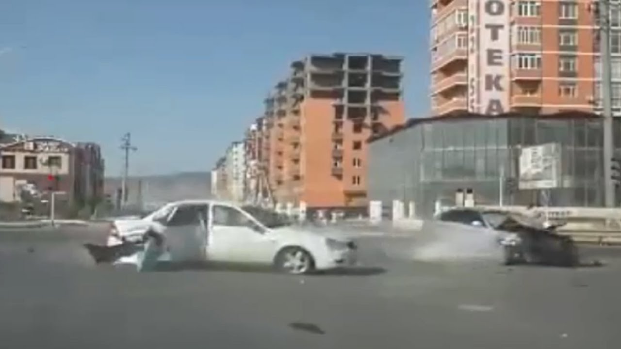 Γυναίκα εκτοξεύεται από το αυτοκίνητο μετά από τροχαίο!