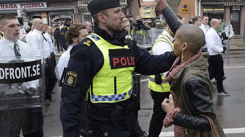 Σουηδία: Ακτιβίστρια ύψωσε την γροθιά σε 300 νεοναζί 
