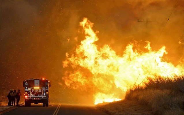 ΗΠΑ: Οι φλόγες απειλούν χιλιάδες σπίτια κοντά στο Λος Άντζελες
