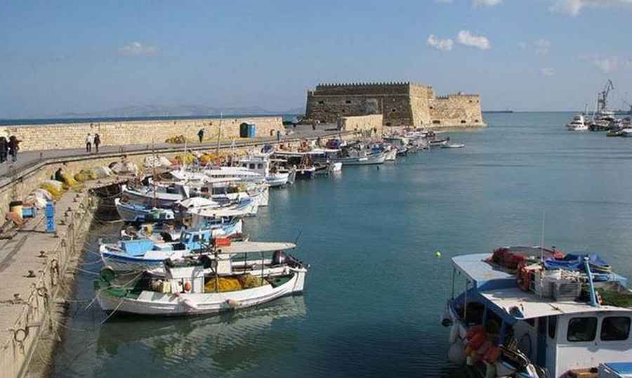 Ηράκλειο:Βυθίστηκε αλιευτικό σκάφος στο Ενετικό λιμάνι