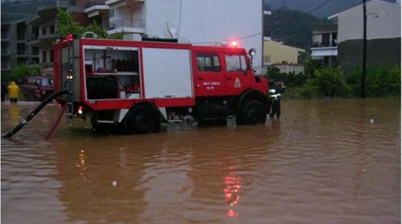 Ξεκίνησε η κακοκαιρία, πλημμύρες στην Κέρκυρα - Κινδύνευσε οδηγός