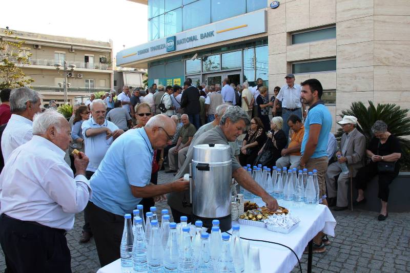 Τραπέζια με νερό και εδέσματα έξω από τις τράπεζες του Ηρακλείου από την οικογένεια Καλαθάκη! (pics)