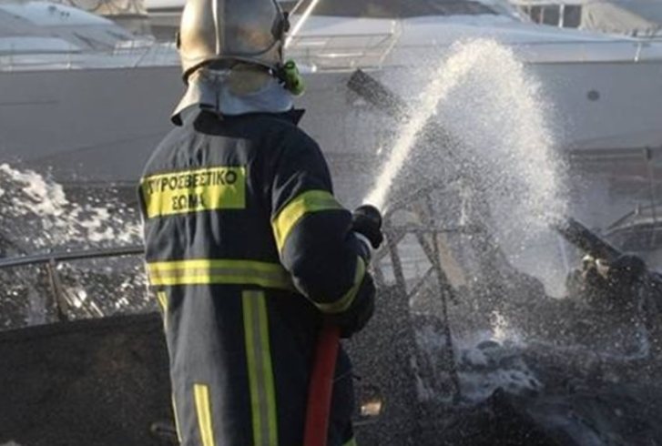 Πυρκαγιά σε εγκαταλειμμένο τουριστικό σκάφος στον Κόκκινο Πύργο 